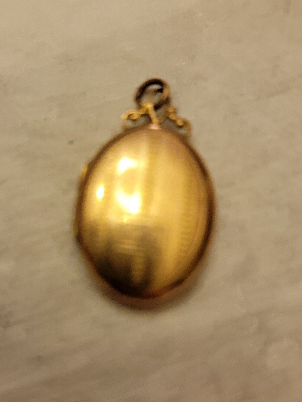 Vintage Gold-Toned Jewelry Lot - Brooch, Locket, and Pendant - Picture 5 of 7
